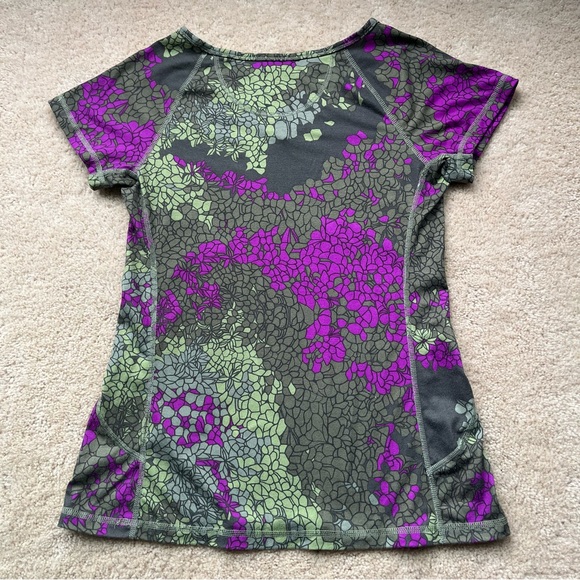 Lot of 2 The North Face Women’s Colorful Print Tee Shirts - M - VGUC - Stretch - Picture 3 of 13